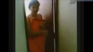 Young aunty bath seithuvitu vanthu oombum hot clip