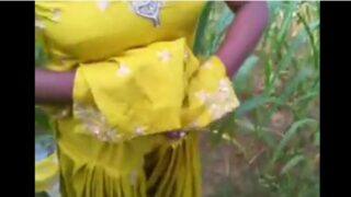 Yellow chudithar phant kazhatum aunty tamil village sex