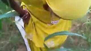 Yellow chudithar phant kazhatum aunty tamil village sex