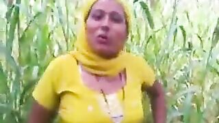 Yellow chudithar phant kazhatum aunty tamil village sex