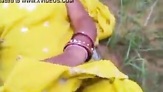 Yellow chudithar phant kazhatum aunty tamil village sex