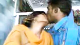 Tea kadaiyil kadhaliyai kiss adikiran • Deccan Porn Scandals