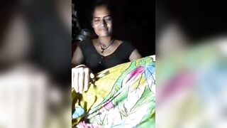 Saree thoookki pundai kaattum kavarchi aththai aabasa video