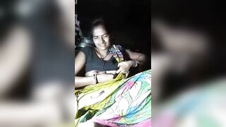 Saree thoookki pundai kaattum kavarchi aththai aabasa video
