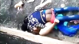 Tamil outdoor sex aunty kuthiyil oothu kanju