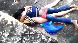 Tamil outdoor sex aunty kuthiyil oothu kanju