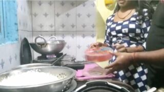 Samayal araiyil aunty housewife pundai sex