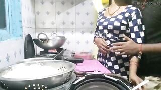 Samayal araiyil aunty housewife pundai sex