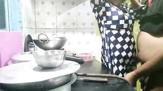 Samayal araiyil aunty housewife pundai sex