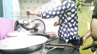 Samayal araiyil aunty housewife pundai sex