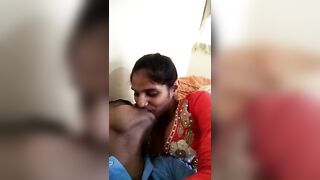 Kathali mulaiyai thadavi kiss hot capture