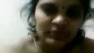 Thalliyudan kallauravil 35 vayathu aunty sex