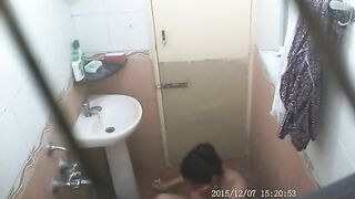 Aadai avilthu pottu kuliyal seiyyum nude bath