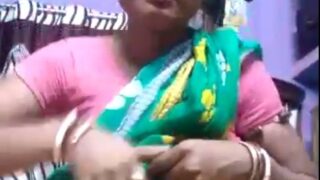 Saree thokki antharangam kaattum aththai magal