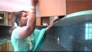 Aunty big boobs meethu kai vaithu thadavum video