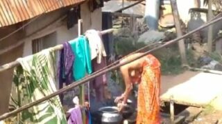 Village aunty mulai kanbithu kulikum outdoor video