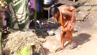 Village aunty mulai kanbithu kulikum outdoor video