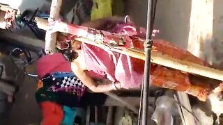 Village aunty mulai kanbithu kulikum outdoor video