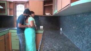 Pakathu veetu aunty paiyan ool seiyum sex movie