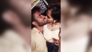 Village aunty mulai pisainthu kiss video