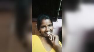 Gramathu aunty blouse kazhatamal nirkiral