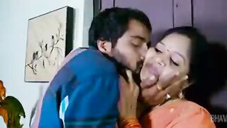 Tamil aunty pakathu veettu paiyanai sex seiya azhaikiral