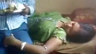 Maid aunty owner poolai thadavum video