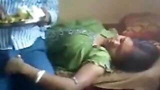 Maid aunty owner poolai thadavum video