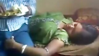 Maid aunty owner poolai thadavum video