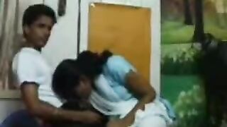 Chennai college lovers veettil kiss sex seikirargal