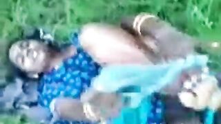 Tamil aunty outdooril thevidiya pola ool vangukiral